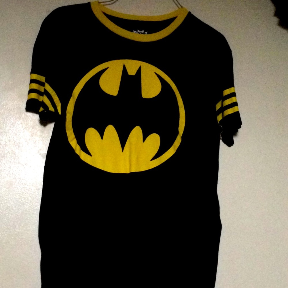 HOT TOPIC Batman Logo Graphic Tee